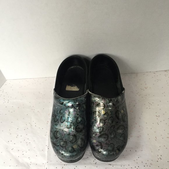 Dansko Blue Gray Patent Patterned Clog - Size 39 - Picture 3 of 8